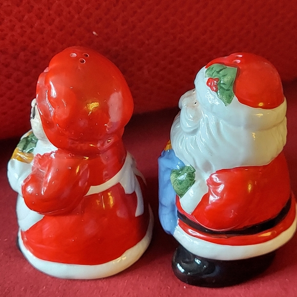 Vintage Santa & Mrs. Claus Salt & Peppers - Picture 8 of 12